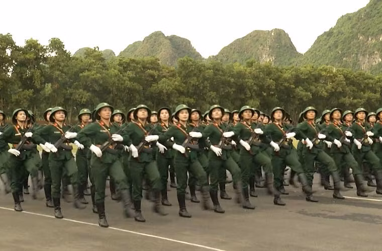 Các động tác của các nữ quân nhân Việt Nam đều khá chuẩn xác sau một thời gian dài luyện tập chăm chỉ.