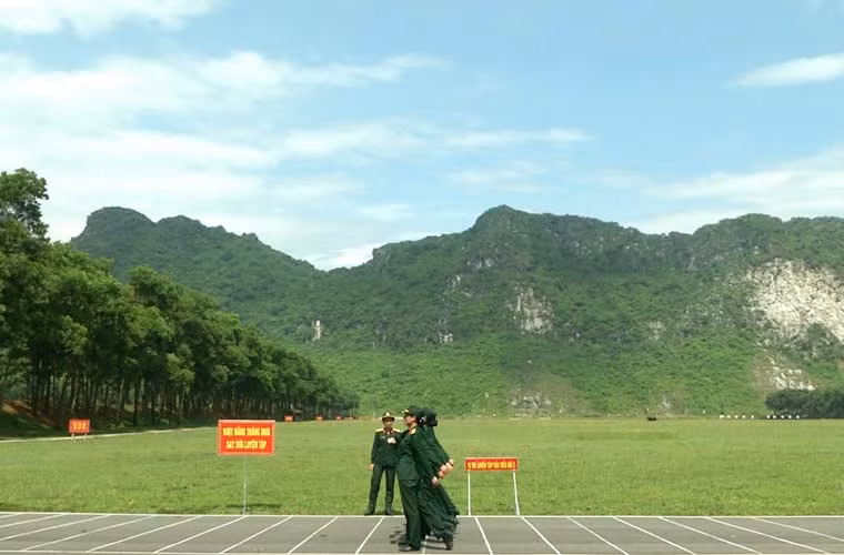 Để đảm bảo cho nhiệm vụ diễu binh, diễu hành của quân đội vào đúng ngày lễ kỷ niệm 70 năm Cách mạng Tháng Tám và quốc khánh 2/9 (gọi tắt là A70) đạt hiệu quả và chất lượng tốt; từ nhiều tháng qua các khối diễu binh, diễu hành trong quân đội đã tích cực tổ chức luyện tập tại các vị trí theo đúng quy định với tinh thần trách nhiệm cao nhất. Đáng chú ý trong số đó là sự luyện tập quên mình dưới nắng nóng của các nữ quân nhân, nữ dân quân tự vệ. Ảnh: Trong cái nắng gay gắt, các nữ quân nhân Quân đội Nhân dân Việt Nam chăm chỉ tập chậm từng động tác trên nền bê tông và sức nóng phả ra từ núi đá