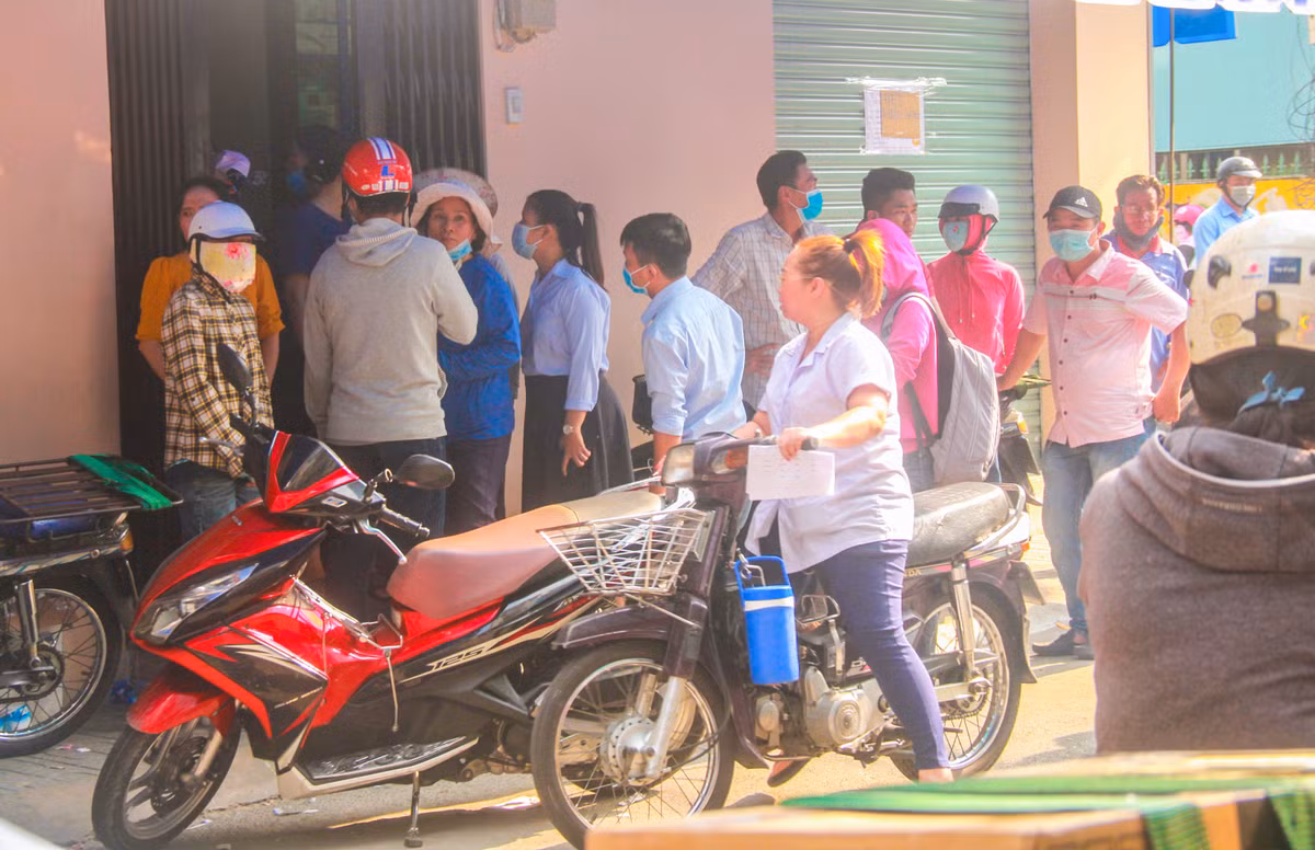 Theo ghi nhận của PV, từ 7h, rất đông người dân đến một số điểm bán khẩu trang, cửa hàng bán đồ y tế khu vực đường Nguyễn Giản Thanh.