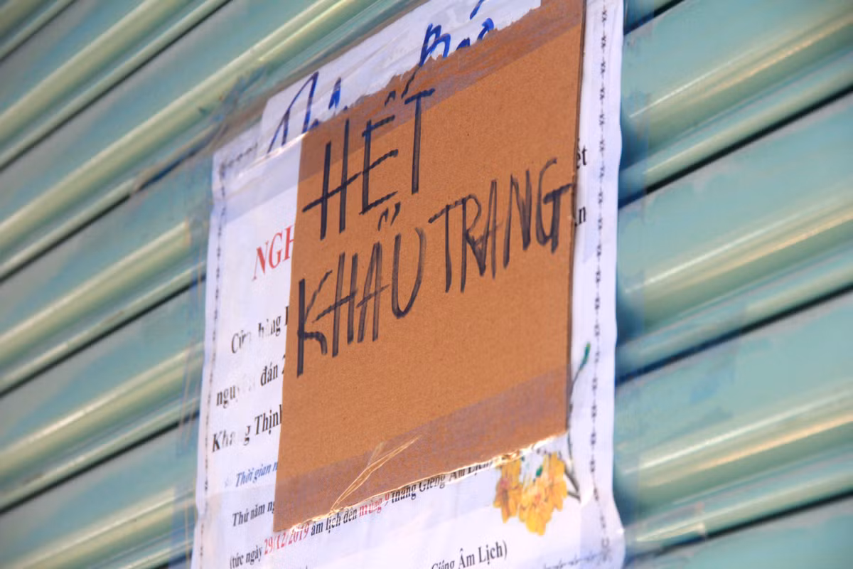 Các điểm bán khẩu trang đồng loạt treo biển hết hàng.