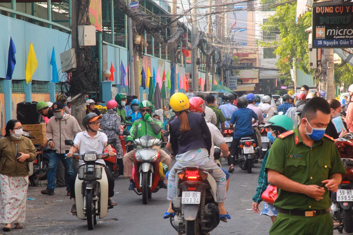 Thuong cam canh ba bau quyet bam tru o via he cho mua khau trang