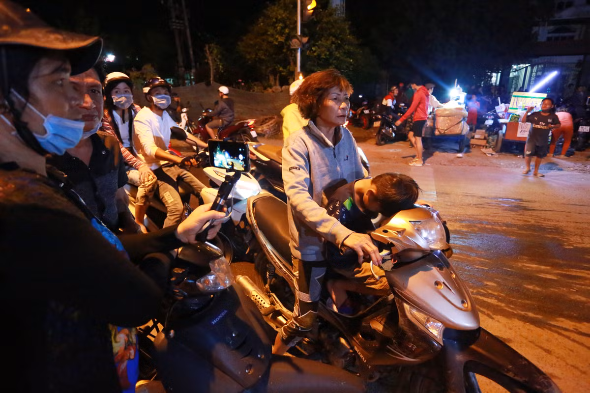 Một em nhỏ ngủ gục trên xe trong lúc chờ đợi.