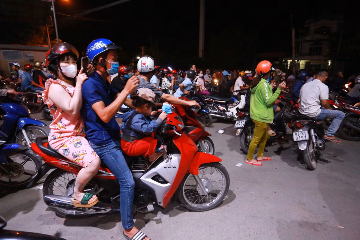 Nhiều gia đình ở rất xa từ miền Tây, Đồng Nai, Bình Dương có mặt từ sáng nhưng đến khuya vẫn cố bám lại xem.