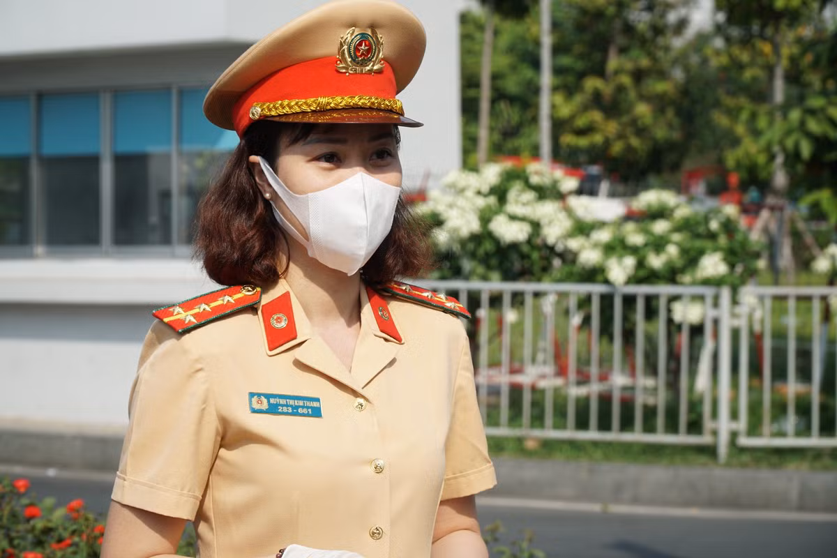 Virus cum Corona xam nhap Viet Nam: Nu CSGT doi nang phat khau trang cho dan-Hinh-2