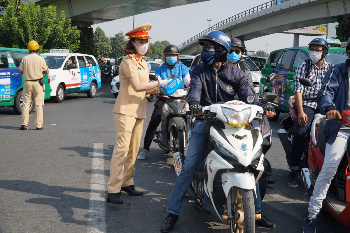 Virus cum Corona xam nhap Viet Nam: Nu CSGT doi nang phat khau trang cho dan