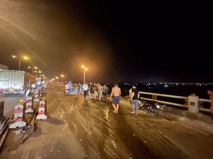 Tại hiện trường, khoảng 24m dải phân cách mềm và 3 khoảng lan can bị đổ. Vụ tai nạn khiến giao thông vào giờ cao điểm buổi sáng qua cầu Thanh Trì ùn tắc. 