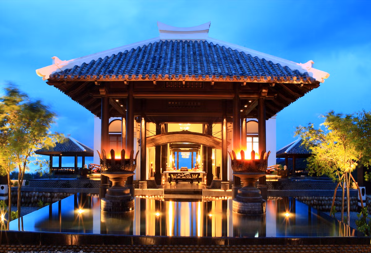 InterContinental Danang Sun Peninsula Resort do Bill Bensley được top 5 kiến trúc sư hàng đầu thế giới thiết kế, chính thức hoạt động vào năm 2012. Đây từng là điểm đến của các ngôi sao, chính trị gia và nhà tài phiệt nổi tiếng thế giới. Ảnh: CA TP.HCM