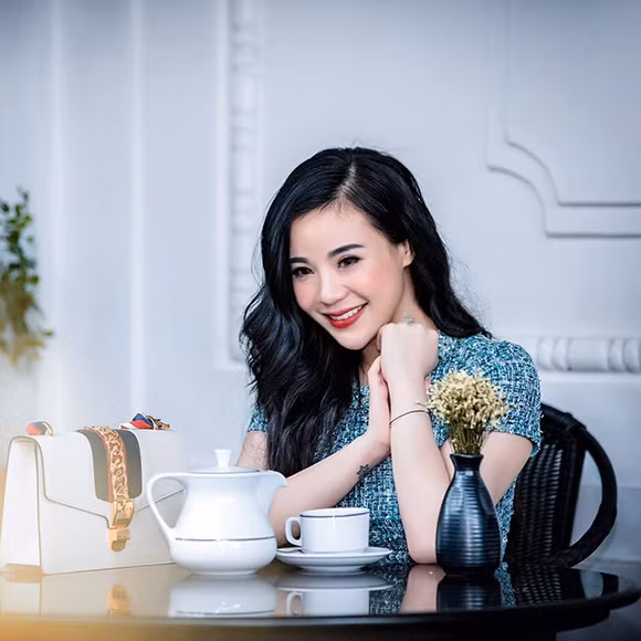 Thông tin trên Khám Phá cho hay, bà Nguyễn Thu Trang hiện là một trong hai nhà lãnh đạo trẻ 8X sáng lập và điều hành tập đoàn TS Group. TS Group là Tập đoàn kinh doanh online với các dược phẩm, mỹ phẩm thiên nhiên, thực phẩm chức năng. Ảnh: phunucuocsong.vn.
