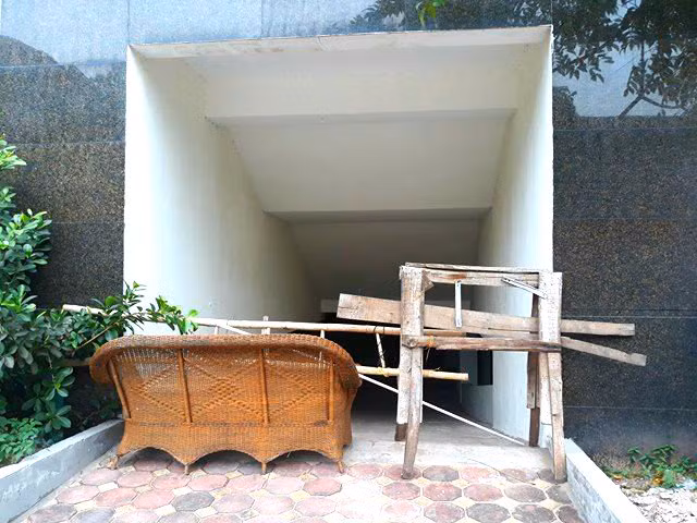 Lối xuống tầm hầm được rào bởi ghế băng, thang và những thanh gỗ