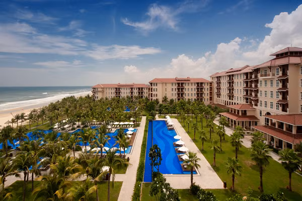  2. Vinpearl Da Nang Resort &amp; Villas Sở hữu vị trí đắc địa “Vàng” tại dải biển Non Nước – một trong Top 10 bãi biển đẹp nhất hành tinh do Tạp chí Forbes bình chọn, khu biệt thự nghỉ dưỡng cao cấp Vinpearl Đà Nẵng Resort &amp; Villas (số 7 đường Trường Sa - P.Hòa Hải, quận Ngũ Hành Sơn) cũng nằm trong danh sách phục vụ Tuần lễ Cấp cao APEC 2017. Ảnh:
