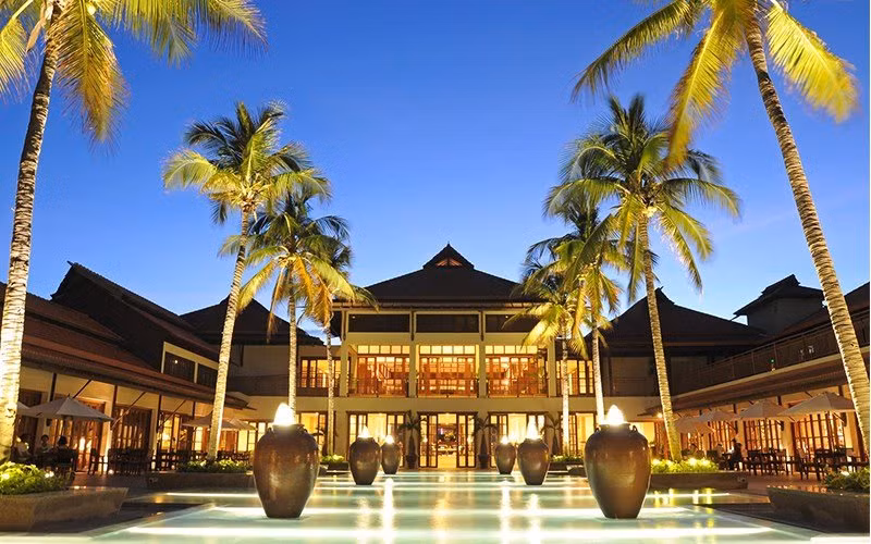  4. Furama Resort Đà Nẵng Furama Resort Đà Nẵng (số 105 đường Võ Nguyên Giáp - Q.Ngũ Hành Sơn) là khu nghỉ dưỡng biển 5 sao đầu tiên của Việt Nam, bắt đầu mở cửa đón khách từ năm 1997. Khu nghỉ dưỡng này hiện thuộc quyền sở hữu của Tập đoàn Sovico. Ảnh: Furama Resort Đà Nẵng.