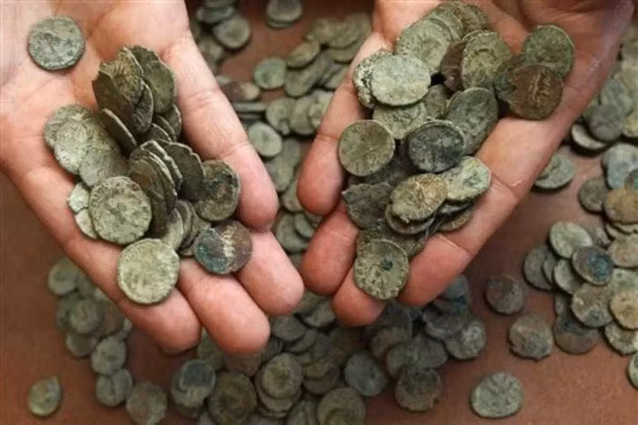 Chum chứa kho báu này được khai quật cẩn thận và được đánh giá là lớn nhất từng được tìm thấy trong một chiếc bình ở Anh. Đồng xu này niên đại từ thế kỷ thứ ba SCN và được đựng trong một chiếc bình kim loại nặng 160kg.