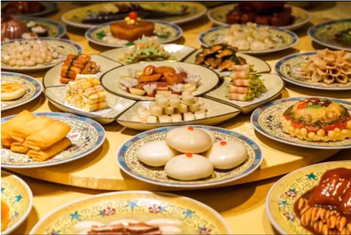 Trong Tử Cấm Thành, bữa tiệc tất niên phải có món bánh bao, ban đầu là bánh chay, sau đó trở nên đa dạng với nhiều loại nhân thịt khác nhau. Hoàng đế và hoàng hậu chủ trì bữa tiệc, tuân thủ quy tắc nghiêm ngặt về số lượng và hương vị món ăn.