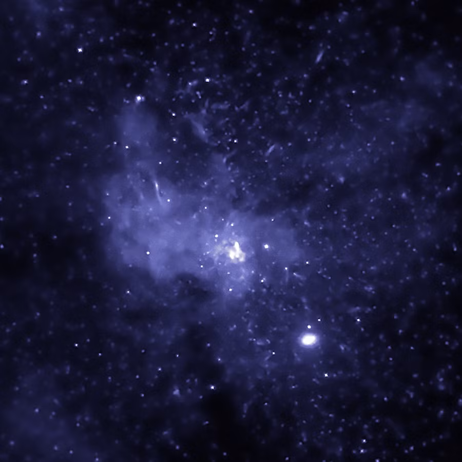 Sagittarius C hiện lên với các đám mây tối hồng ngoại, như những lỗ trên bầu trời đêm. Nơi này đang là nơi hình thành của các ngôi sao tương lai, và các phân tích cũng cho thấy sự hỗn loạn trong các đám mây khí từ tính, đang tạo ra các ngôi sao khổng lồ.