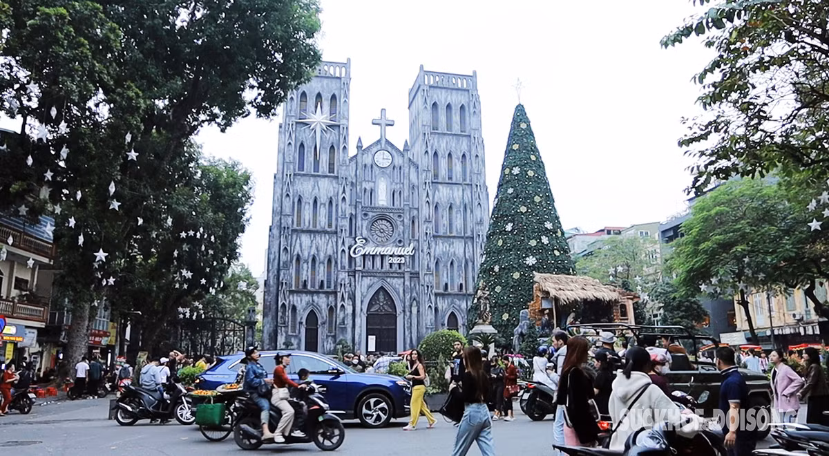 Giới trẻ nô nức check-in tại Nhà thờ Lớn trước thềm Giáng sinh Gioi tre no nuc check-in tai Nha tho Lon truoc them Giang sinh