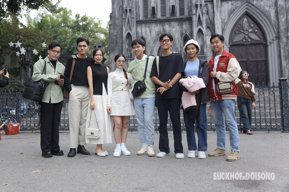 Giới trẻ nô nức check-in tại Nhà thờ Lớn trước thềm Giáng sinh - Hình 9 Gioi tre no nuc check-in tai Nha tho Lon truoc them Giang sinh-Hinh-9