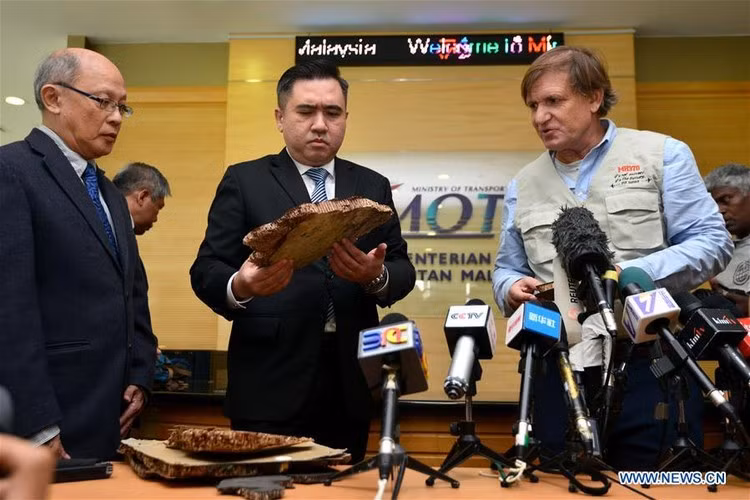 Tuy nhiên, MH370 đã mất liên lạc với trạm kiểm soát không lưu khoảng 1 giờ sau khi cất cánh. Theo đó, toàn bộ 227 hành khách và 12 thành viên phi hành đoàn mất tích cùng máy bay xấu số.