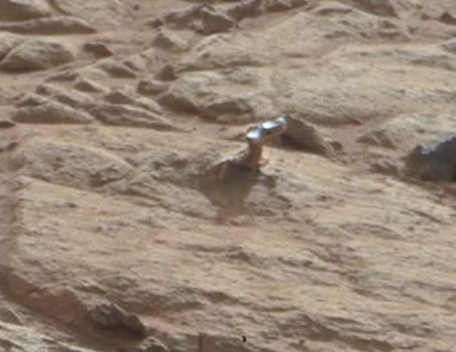 Hiệp hội Hành tinh (Planetary Society) giải thích đây thực chất chỉ là ảo ảnh quang học, một ví dụ tuyệt vời của pareidolia (trí não con người có xu hướng gán những hình mẫu quen thuộc với hình dạng hoặc âm thanh ngẫu nhiên).