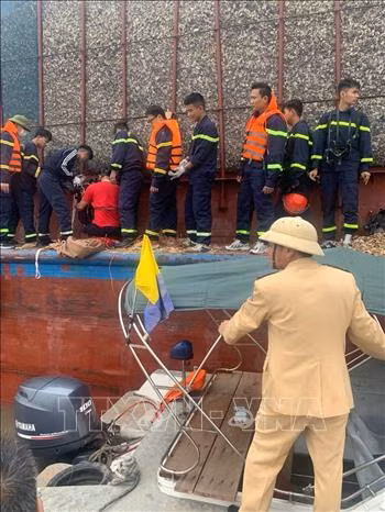 Quảng Ninh: Ba người tử vong do bị ngạt khí trong khoang máy tàu chở gỗ dăm - Hình 2 Quang Ninh: Ba nguoi tu vong do bi ngat khi trong khoang may tau cho go dam-Hinh-2