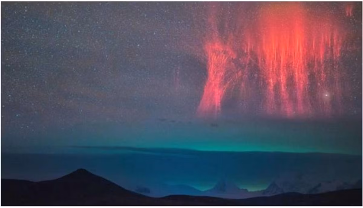 Sét dị hình màu đỏ còn được gọi là Red Sprite (tạm dịch: Yêu tinh đỏ). Theo Cơ quan Vũ trụ châu Âu, sét dị hình màu đỏ là hiện tượng phóng điện cực nhanh diễn ra ở vùng phía trên của khí quyển với độ cao khoảng 60-80 km.