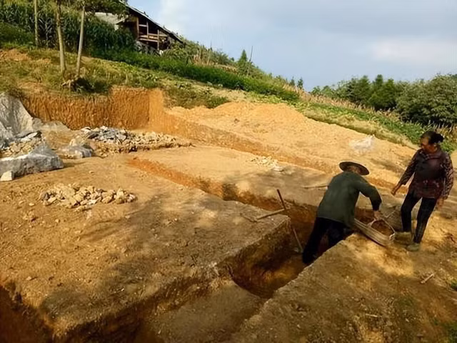 Năm 1981, đội thợ xây dựng đã thông báo về vật thể cứng và kèm theo tiếng va chạm giống như kim loại trong lúc đào móng nhà ông Chu.