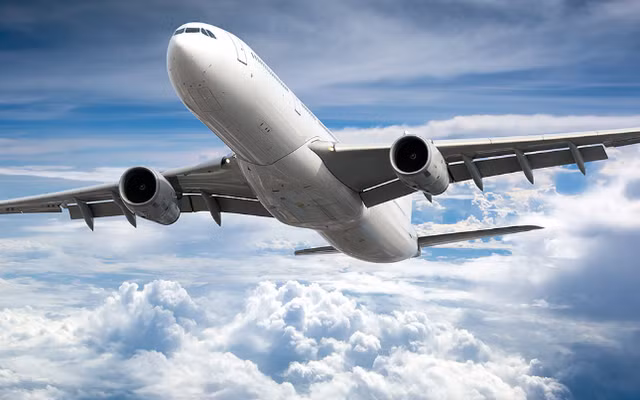 Khi máy bay dừng đột ngột, góc tấn (angle of attack) của cánh tăng quá nhiều, dẫn đến giảm lực nâng.