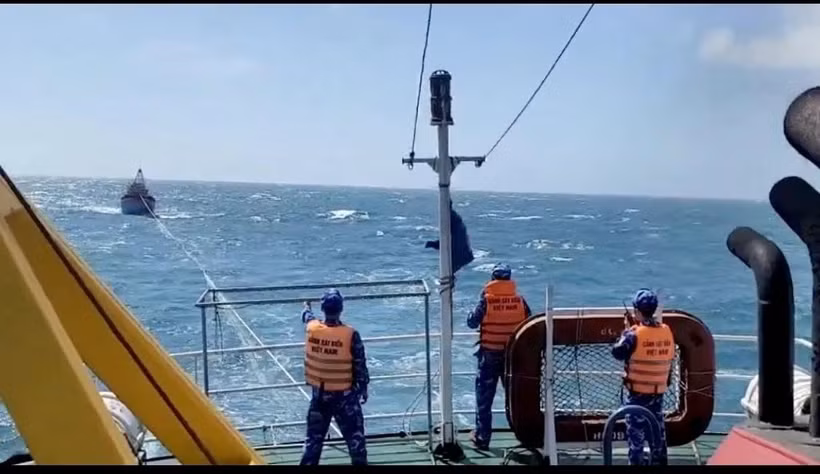 Tàu Cảnh sát Biển lai dắt thành công tàu cá gặp nạn về đảo Phú Quý Tau Canh sat Bien lai dat thanh cong tau ca gap nan ve dao Phu Quy