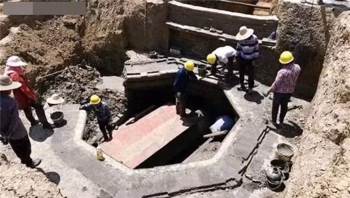 Vào năm 2003, đoàn khai thác mỏ đá tại núi Thổ Nhĩ Cơ, thành phố Thông Liêu, Nội Mông (Trung Quốc) tình cờ phát hiện một ngôi mộ cổ. Theo đó, họ nhanh chóng thông báo cho giới chức trách. Các chuyên gia khảo cổ đến hiện trường, tiến hành cuộc khai quật và có phát hiện bất ngờ về chất lỏng chảy ra từ thi hài đặt bên trong quan tài.