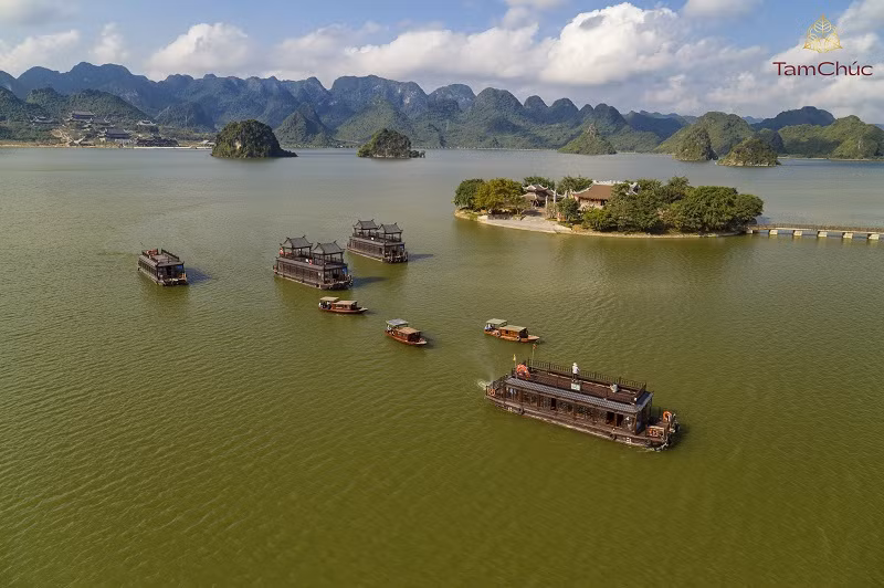 6. Hà Nam nhận giải kép là "Điểm đến văn hóa khu vực hàng đầu châu Á và Việt Nam". Giống Hà Giang, Hà Nam cũng lần đầu thắng giải WTA. Nơi đây có nhiều làng nghề truyền thống, bên cạnh đó còn nổi tiếng với quần thể chùa Tam Chúc - ngôi chùa lớn nhất vùng đồng bằng sông Hồng.