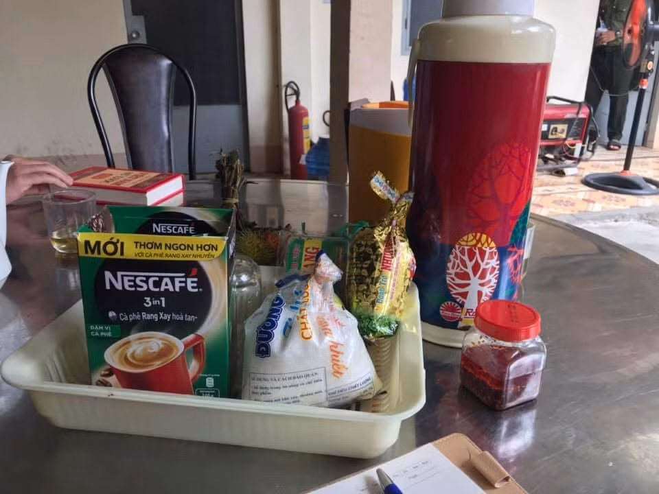 Nhu yếu phẩm, vật dụng hằng ngày để cán bộ in sao đề thi sử dụng như bình thủy chứa nước nóng pha cà phê, trà, đường, mắm, muối... tất cả đều được ghi lại cẩn thận.