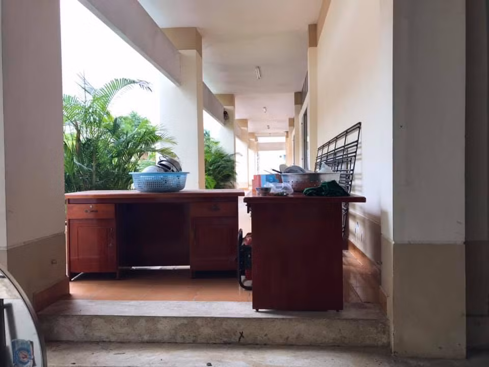 Hằng ngày, những cán bộ vòng 2 có nhiệm vụ tiếp nhận vật liệu và đồ ăn uống từ vòng 3 chuyển vào vòng 1. Họ cũng kiểm tra các đồ vật từ vòng 1 chuyển ra như bát đũa, đồ ăn, đồ uống...