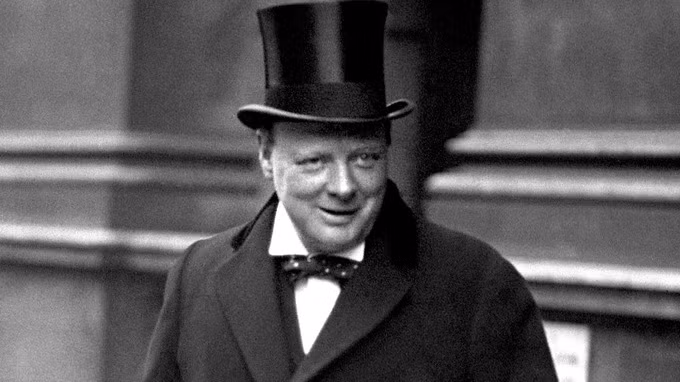 Trong cuốn hồi ký, Thủ tướng Churchill viết rằng, khi ấy, linh tính mách bảo ông nhanh chóng rời khỏi chỗ đang đứng.