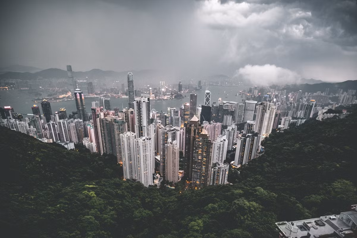 Kể từ ngày 1/7/1997, Hong Kong được Anh trao trả cho Trung Quốc. Khi ấy, Hong Kong trở thành khu hành chính đặc biệt của Trung Quốc với mức độ tự trị cao.