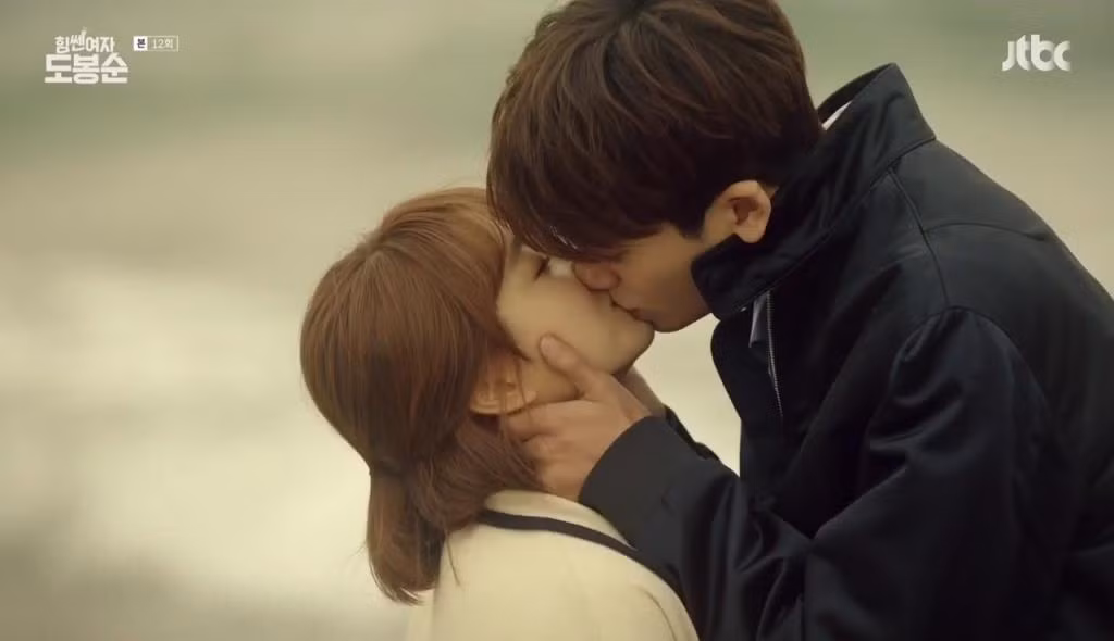 Park Hyung Sik: Quyết định lấn sân diễn xuất đã thay đổi sự nghiệp và cuộc đời của Park Hyung Sik. Từ một thần tượng kém nổi thuộc nhóm nhạc ZE:A, nam diễn viên đã thu về một lượng người hâm mộ khổng lồ sau thành công của các tác phẩm truyền hình mà anh tham gia. Không chỉ nhập vai tự nhiên, Park Hyung Sik còn rất nhập tâm trong nhiều phân cảnh lãng mạn. Màn tung hứng giữa anh và Park Bo Young trong bộ phim Strong Woman Do Bong Soon đã khiến khán giả xiêu lòng. Cảnh hôn giữa hai diễn viên mang đến cảm giác vừa đáng yêu vừa nóng bỏng.