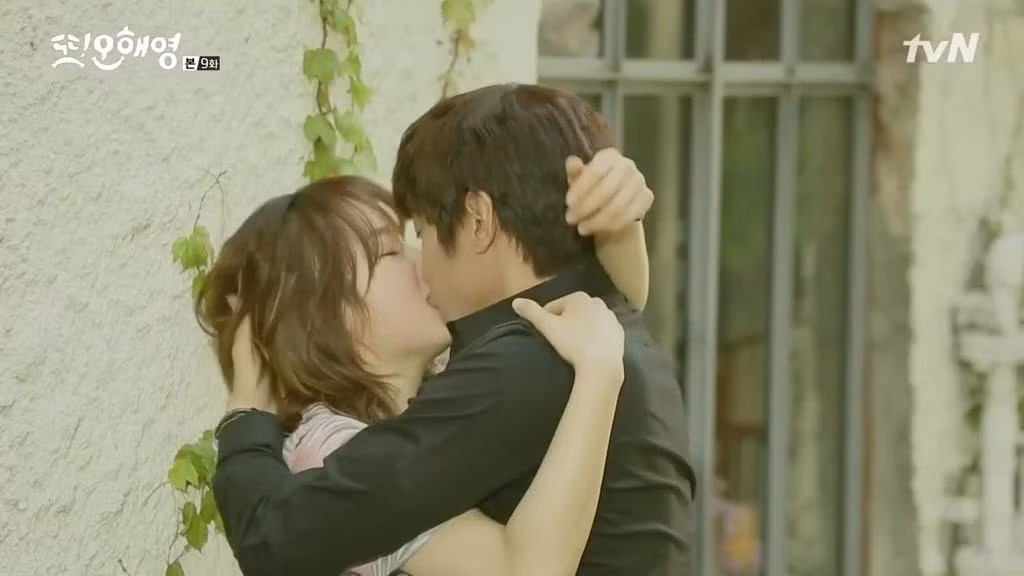 Eric Mun: Danh sách những cảnh hôn đẹp nhất màn ảnh Hàn sẽ không thể hoàn thiện nếu thiếu đi những màn khóa môi của Eric Mun trong bộ phim Another Oh Hae Young. Những phân đoạn mùi mẫn giữa nam diễn viên và bạn diễn Seo Hyun Jin có thể khiến khán giả phải đỏ mặt vì độ táo bạo của nó. Cả hai đã nhập vai một cách “mượt mà” và tỏ ra ăn ý trong những khoảnh khắc thân mật như trên.