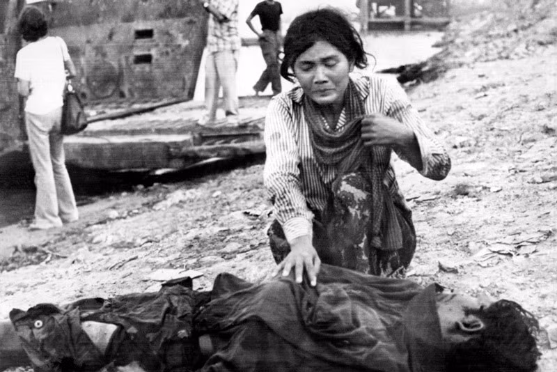 Người phụ nữ bật khóc bên thi thể người thân bị lực lượng của Pol Pot giết hại.