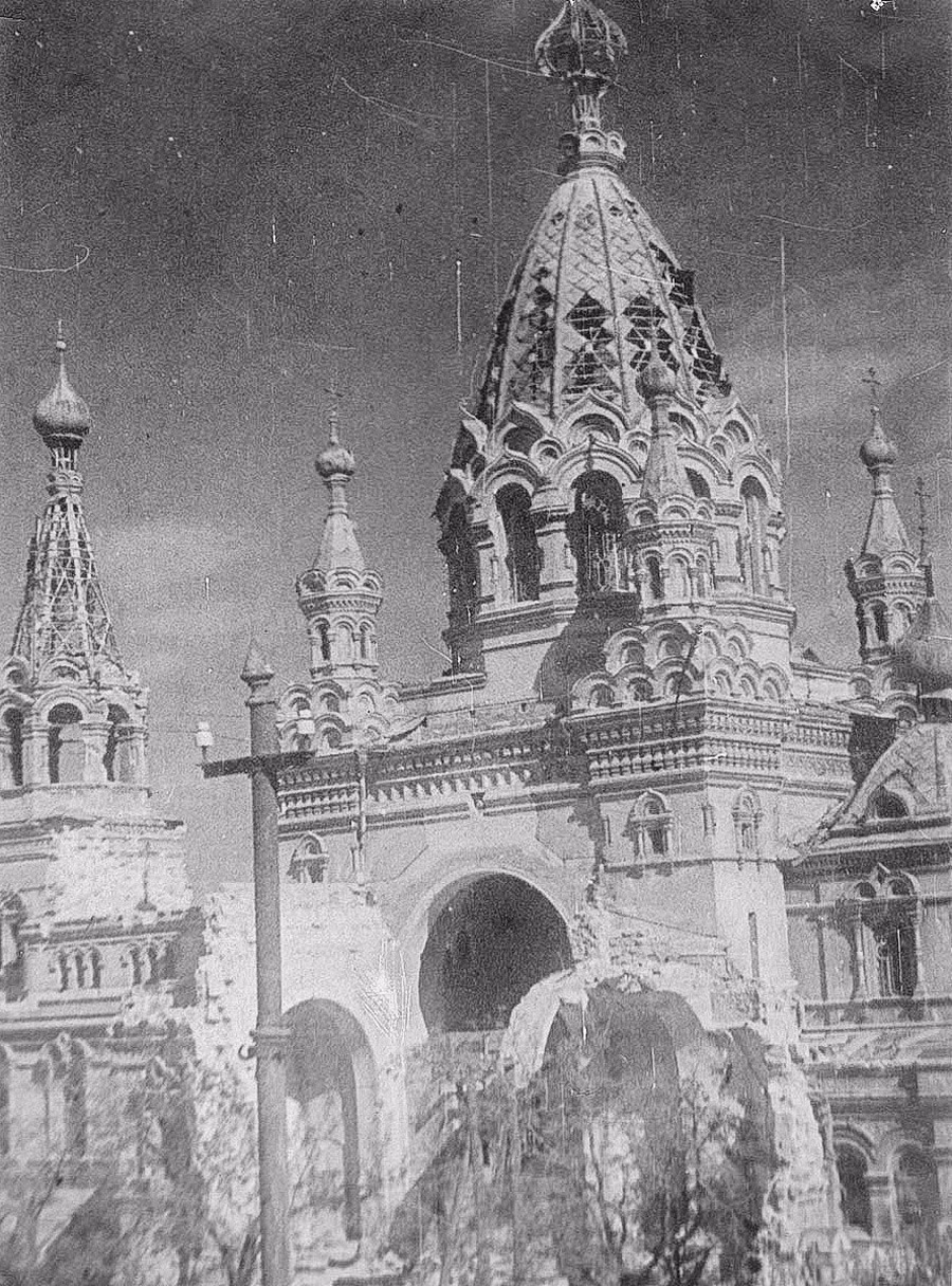 Vào tháng 6/1941, phát xít Đức bất ngờ tấn công xâm lược Liên Xô. Theo đó, quân đội của Hitler tấn công nhiều thành phố, bao gồm cả Sevastopol trên bán đảo Crimea. Trong ảnh là nhà thờ Pokrovsky ở Sevastopol bị hư hại nhiều nơi do bom đạn chiến tranh.