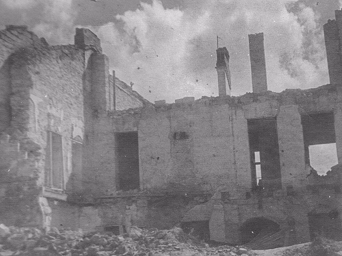 Đức quốc xã chiếm đóng thành phố Sevastopol cho tới tháng 5/1944. Sau khi được quân đội Liên Xô giải phóng, thành phố này trở nên hoang tàn, tiêu điều do bị tàn phá nghiêm trọng trong cuộc chiến khốc liệt giữa Liên Xô với phát xít Đức.