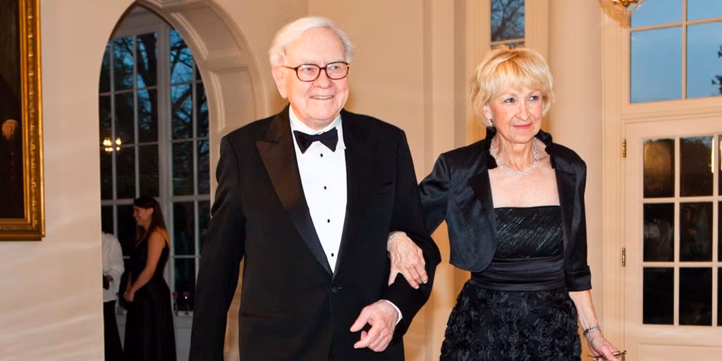 Nhà đầu huyền thoại Warren Buffett và vợ có với nhau 3 người con là Susan Alice, Howard và Peter. Lớn lên tại Omaha, con gái cả Susan Alice không hề hay biết cha cô là một tỷ phú cho tới khi đọc một bài báo trên tờ Wall Street Journal.