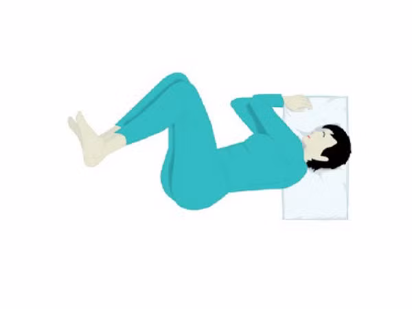 Dáng ngủ này tiết lộ bạn là người chu đáo, tỉ mỉ, ngăn nắp và hào phóng. Bạn cũng là người thận trọng trong các mối quan hệ. Phải mất một thời gian để bạn có thể tin tưởng, mở lòng với một người.