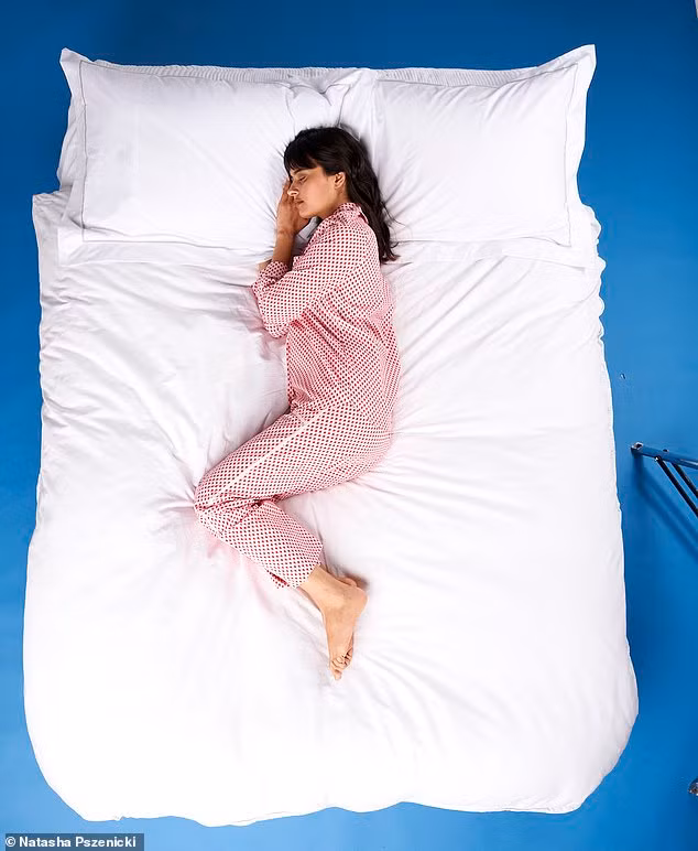 Tư thế thai nhi là tướng ngủ phổ biến của khá nhiều người. Khi ngủ, họ cuộn tròn giống như bào thai.