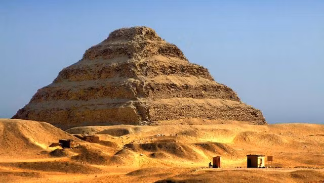 Kim tự tháp Djoser của Ai Cập là một trong số trên. Đây là công trình bằng đá nguyên khối cổ nhất thế giới với chiều cao ban đầu 62m, phủ lớp đá vôi trắng bên ngoài.