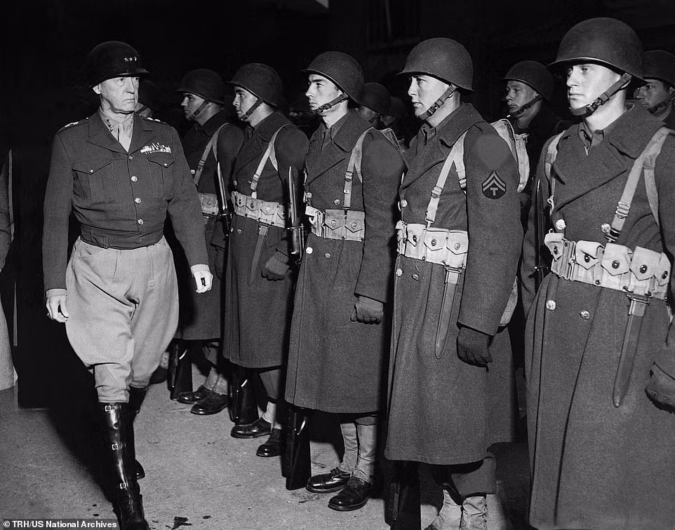 Tướng George Patton kiểm tra đội hình binh sĩ trước khi họ lên đường làm nhiệm vụ.