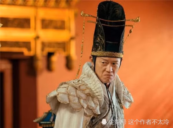Ví dụ như công công thắp đèn không cẩn thận, ngủ gật trong giờ trực đêm, gây ồn ào, "buôn chuyện" trong cung ra ngoài cung, không phục tùng đại thái giám sẽ bị đánh 40 roi.
