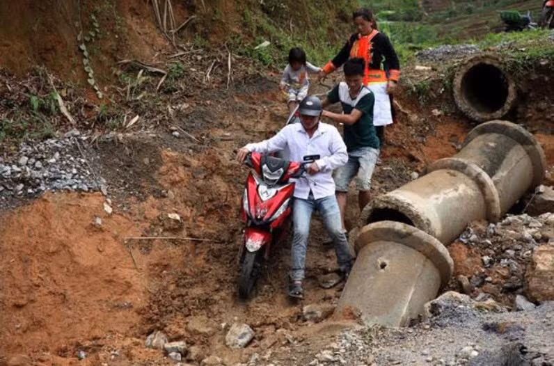 Lai Chau mua lon, duong tinh lo 132 sat lo khong the di chuyen