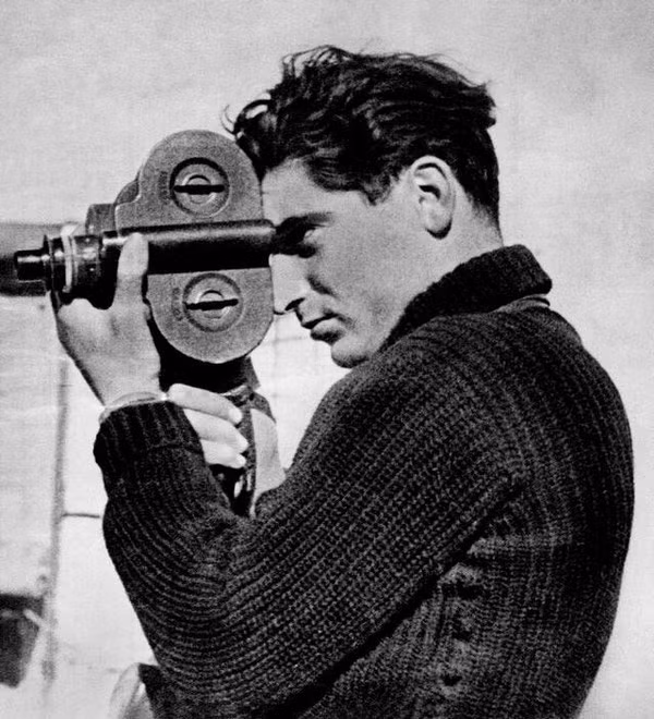 Nổi tiếng trong giới phóng viên chiến trường không thể không kể đến Robert Capa - người yêu của Gerda Taro. Sinh năm 1913 tại thủ đô Budapest, Hungary, Robert Capa về sau tới Mỹ và từng bước gây dựng sự nghiệp nhiếp ảnh.