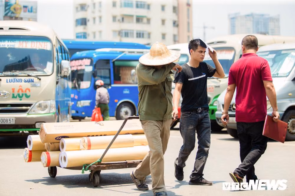 Nhiet do tren 40 do C, nang nong nhu rang lai bua vay Bac va Trung bo