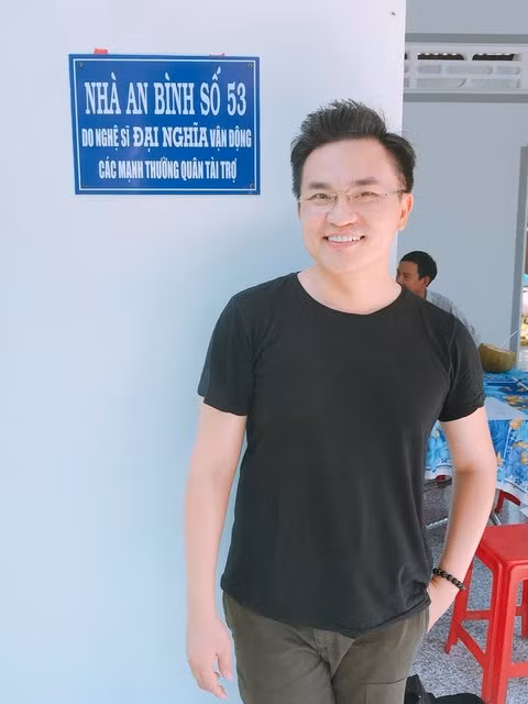 "Mục đích sống của tôi là sống để chia sẻ chứ không phải sống để ăn cho hết" - nam MC từng tâm niệm. Và bao nhiêu năm qua, Đại Nghĩa vẫn làm theo điều đó. Có lẽ danh xưng "MC giàu nhất Việt Nam" mà danh hài Trường Giang muốn nói tới ở đây là sự rộng lượng, sẻ chia và giàu lòng trắc ẩn với những hoàn cảnh khó khăn, hoạn nạn.