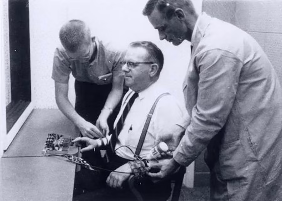 Nhóm của giáo sư Milgram chiêu mộ được 40 người tham gia thí nghiệm. Họ được chia làm 2 vai: một bên đóng vai giáo viên và bên còn lại sắm vai học sinh. Hai nhóm đối tượng ngồi ở 2 phòng khác nhau. Người tham gia thí nghiệm đóng vai giáo viên sẽ lần lượt đặt câu hỏi cho học sinh.