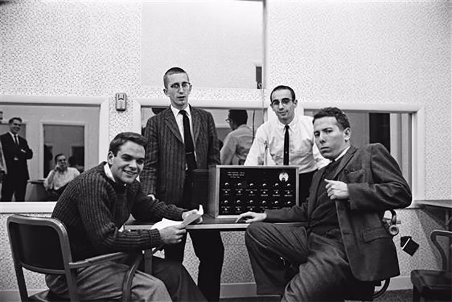 Giáo sư Stanley Milgram công tác tại Đại học Yale năm 1961. Tại đây, ông đã thực hiện một thí nghiệm biến con người thành "ác quỷ" gây rúng động dư luận.